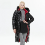 Parka déperlante femme doublée et matelassée à capuche sur une femme sur fond gris