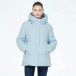 Parka déperlante femme épaisse et courte de style coupe-vent sur une femme sur fond gris
