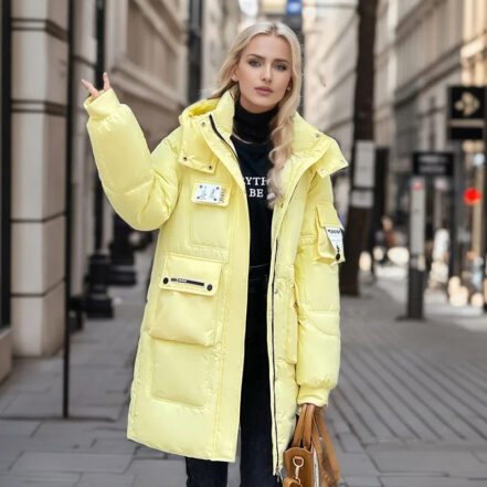 Parka déperlante femme jaune et rembourrée avec capuche sur une femme dans la rue