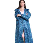 Parka déperlante femme longue avec motifs à fleurs sur une femme sur fond blanc