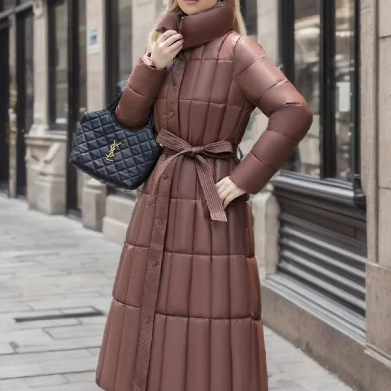 Parka déperlante femme longue et marron avec ceinture Parka déperlante femme longue et marron avec ceinture sur une femme avec un sac à main noir dans la rue