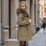 Parka doublée femme de style décontracté avec capuche et fourrure sur une femme dans la rue