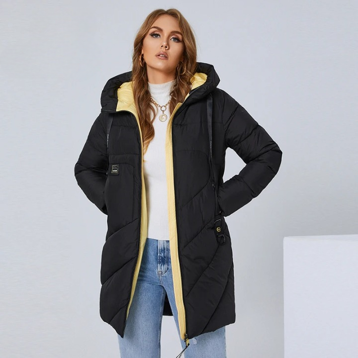 Parka doublée femme longue et épaisse avec grandes poches Parka doublée femme longue et épaisse avec grandes poches ouverte sur une femme sur fond gris