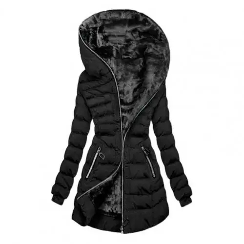 Parka doublée femme matelassée et noire avec capuche Parka doublée femme matelassée et noire avec capuche sur fond blanc
