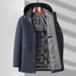Parka doublée homme avec capuche et conception épaisse, de couleur bleu marine