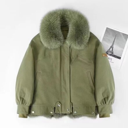 Parka duvet femme avec col en fausse fourrure épaisse, de couleur verte, sur un fond blanc.