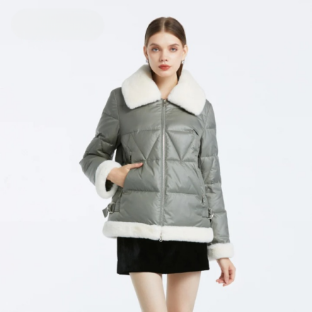 Parka duvet femme confortable et matelassée avec revers sur une femme sur fond gris