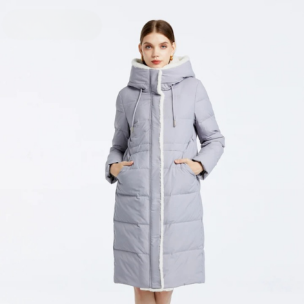 Parka duvet femme doublé en fausse fourrure avec capuche sur une femme sur fond gris