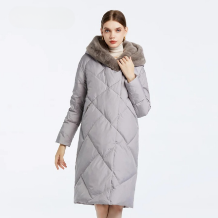 Parka duvet femme matelassée avec col en fausse fourrure sur une femme sur fond gris