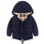 Parka enfant bleu molletonnée à capuche. avec deux poches et cordons de serrages.