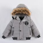 Parka enfant grise à capuche avec fausse fourrure.