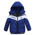 Parka enfant garçon, bleue avec une bande blanche sur la poitrine et le haut des manches. Avec une capuche, en matière imperméable.