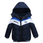 Parka enfant garçon, bleu foncé avec une bande blanche et bleue sur la poitrine et le haut des manches. Avec une capuche, en matière imperméable.