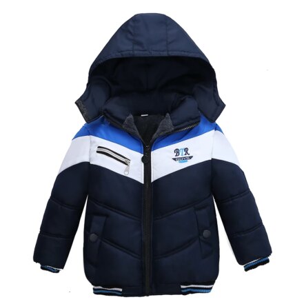 Parka enfant garçon, bleu foncé avec une bande blanche et bleue sur la poitrine et le haut des manches. Avec une capuche, en matière imperméable.