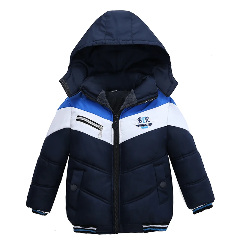 Parka enfant coupe-vent et imperméable à capuche Parka enfant garçon, bleu foncé avec une bande blanche et bleue sur la poitrine et le haut des manches. Avec une capuche, en matière imperméable.