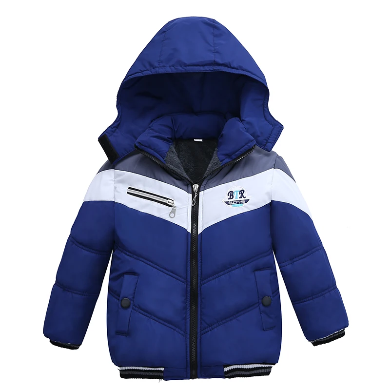 Parka enfant coupe-vent et imperméable à capuche Parka enfant garçon, bleue avec une bande blanche sur la poitrine et le haut des manches. Avec une capuche, en matière imperméable.