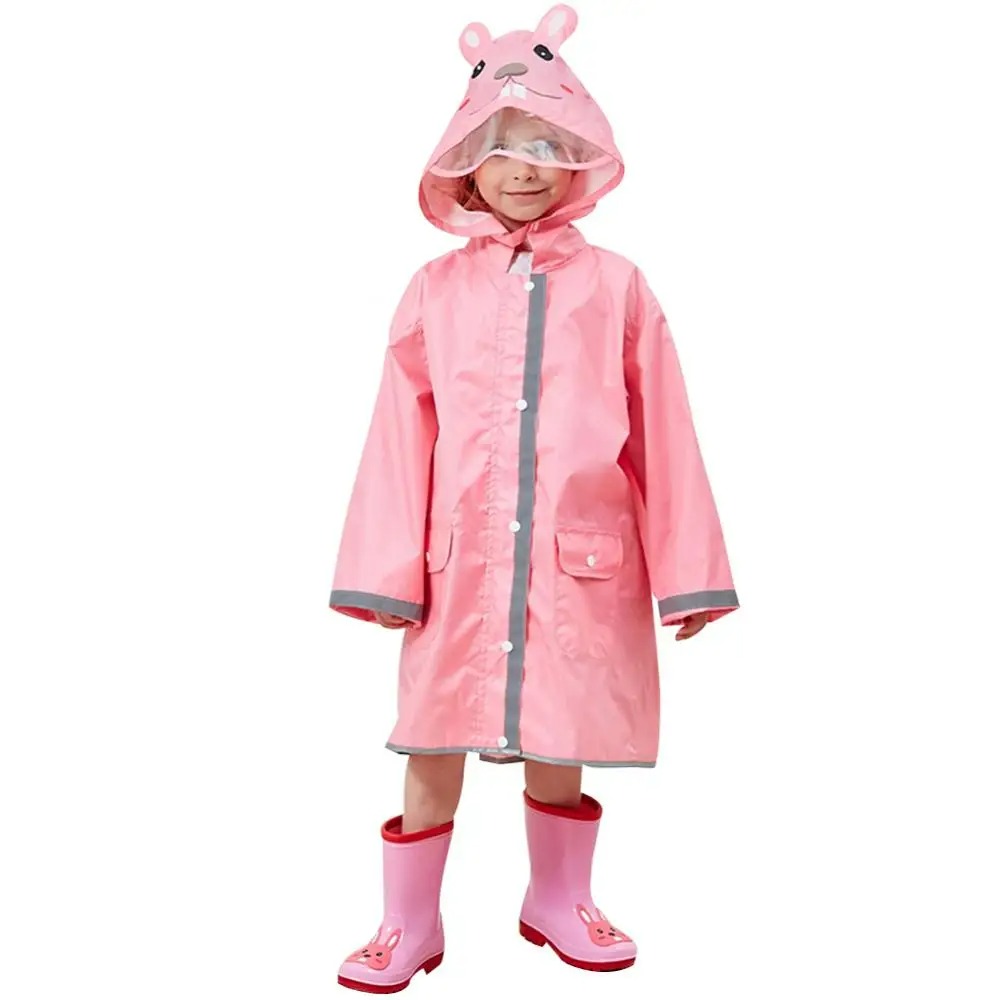 Parka enfant de pluie jaune à capuche girafe Petite fille portant une parka longue rose, avec une capuche à une visière transparente, avec des oreilles de lapin et des bottes de pluies roses.