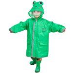 Jeune garçon portant une parka de pluie verte avec une capuche grenouille à visière transparente et des bottes de pluie bleues.