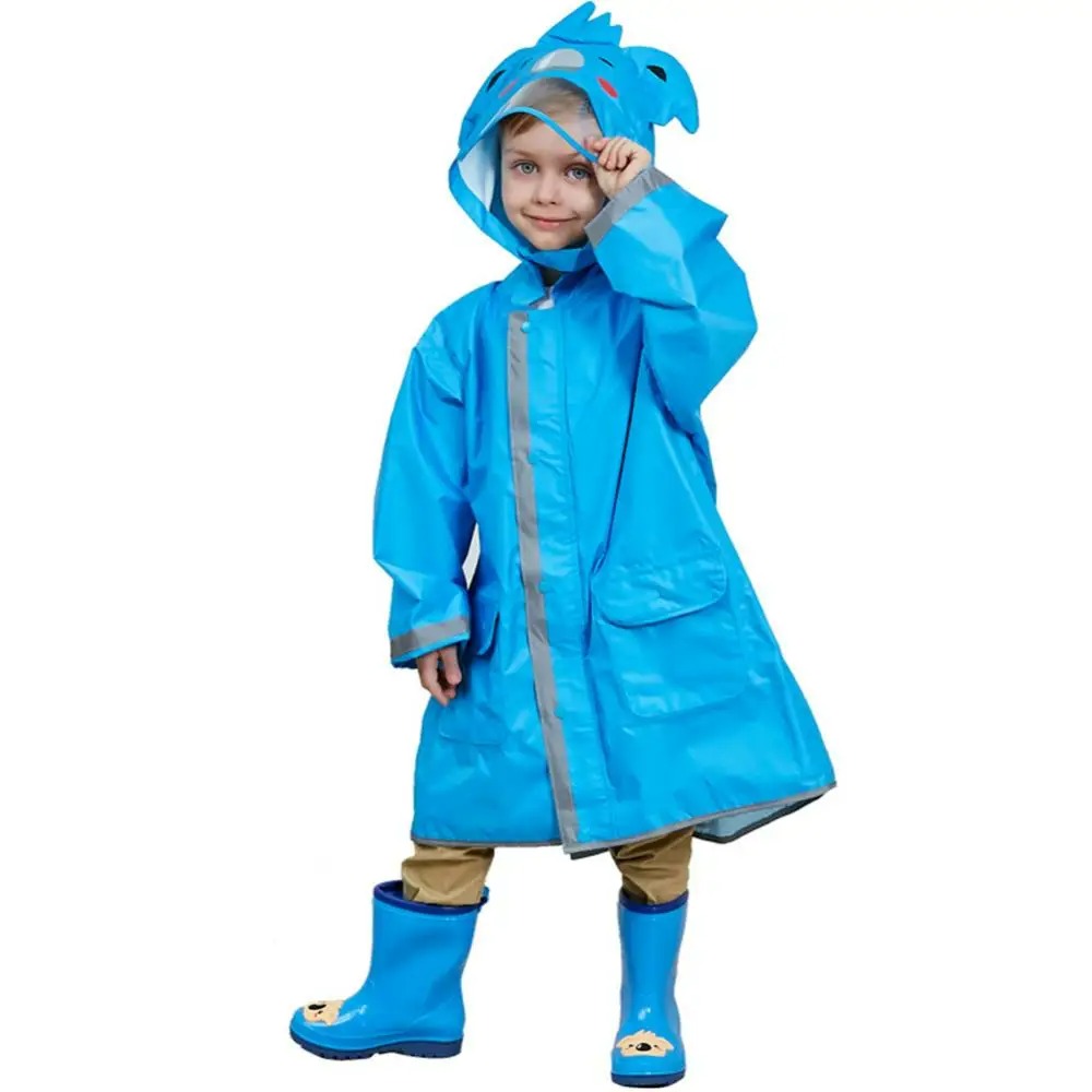 Parka enfant de pluie jaune à capuche girafe Jeune garçon portant une parka de pluie bleu avec une capuche à visière transparente et des bottes de pluie bleues.