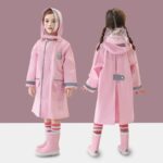 Petite fille portant une parka K-way longue rose clair, doté d'une capuche. On la voit de face et de dos.