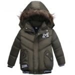 Parka enfant kaki à capuche avec fourrure synthétique et sigle M sur la droite.