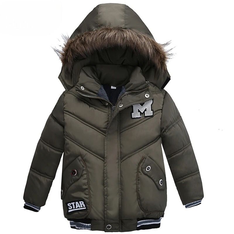 Parka enfant kaki doublée avec capuche Parka enfant kaki à capuche avec fourrure synthétique et sigle M sur la droite.