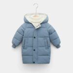 Parka enfant longue style doudoune, bleu clair avec capuche et deux poches.