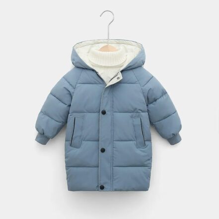 Parka enfant longue style doudoune, bleu clair avec capuche et deux poches.