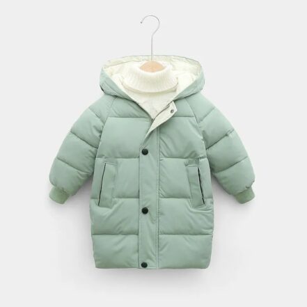 Parka enfant longue style doudoune, vert clair avec capuche et deux poches.