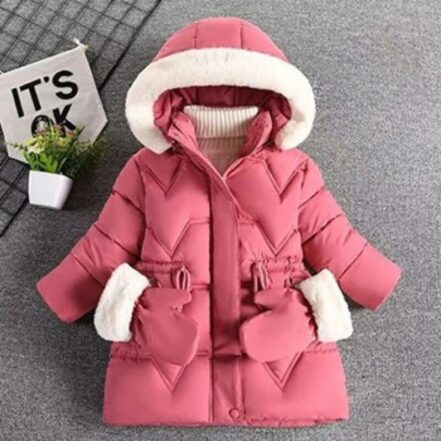 Parka enfant rose avec de la fausse fourrure blanche, à capuche et avec des moufles.