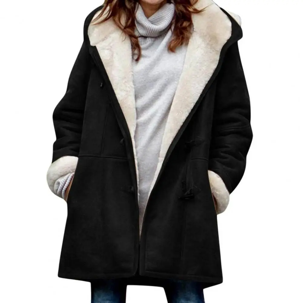 Parka femme chaude avec boutons et capuche Parka femme chaude avec boutons et capuche sur une femme sur fond blanc