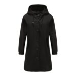 Parka cirée femme noir façon trench, à capuche qui se ferme avec des boutons noirs.