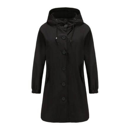 Parka cirée femme noir façon trench, à capuche qui se ferme avec des boutons noirs.
