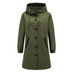 Parka cirée femme vert foncé façon trench, à capuche qui se ferme avec des boutons noirs.