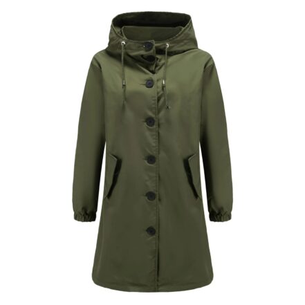Parka cirée femme vert foncé façon trench, à capuche qui se ferme avec des boutons noirs.