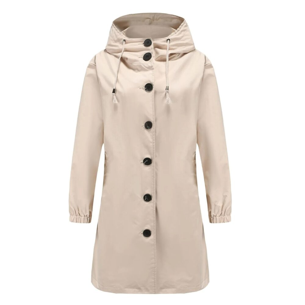 Parka femme cirée beige imperméable au style trench sans ceinture Parka cirée femme beige façon trench, à capuche qui se ferme avec des boutons noirs.