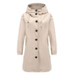 Parka cirée femme beige façon trench, à capuche qui se ferme avec des boutons noirs.