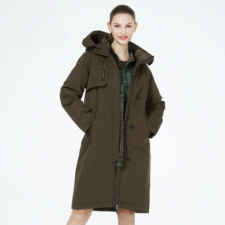 Parka femme imperméable avec capuche chaude et épaisse Parka femme imperméable avec capuche chaude et épaisse sur une femme sur fond blanc