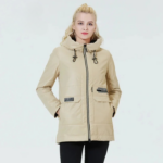 Parka femme imperméable avec capuche de couleur beige sur une femme sur fond gris