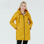 Parka femme imperméable avec capuche de style tendance sur une femme sur fond gris