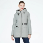 Parka femme imperméable avec capuche et fermeture éclair sur une femme sur fond gris