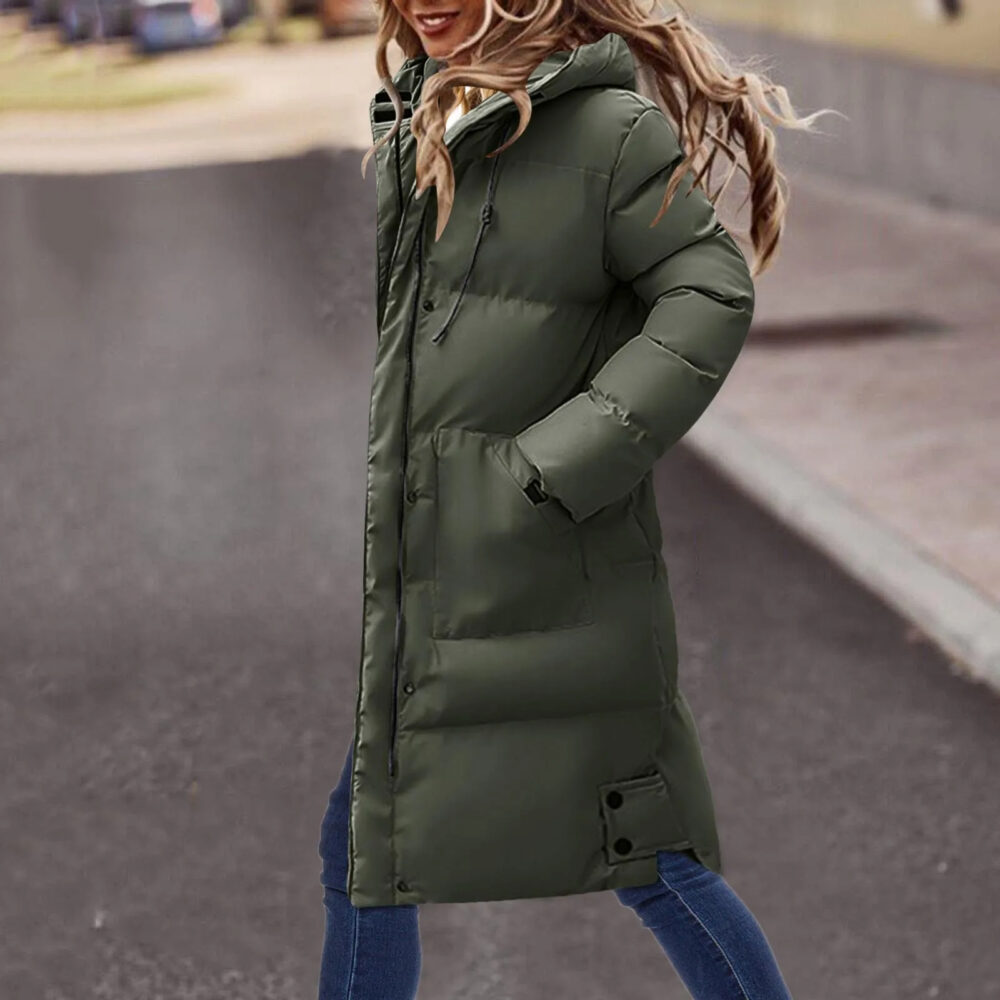 Parka femme imperméable avec capuche réglable et col montant Parka femme imperméable avec capuche réglable et col montant sur une femme sur fond gris d'une rue