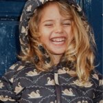 fille portant une Parka fille bleu avec capuche et motif cygne