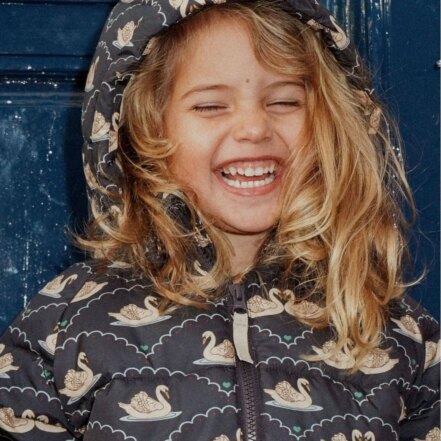 fille portant une Parka fille bleu avec capuche et motif cygne