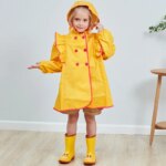 Fille portant une Parka fille jaune avec capuche et détails rouge