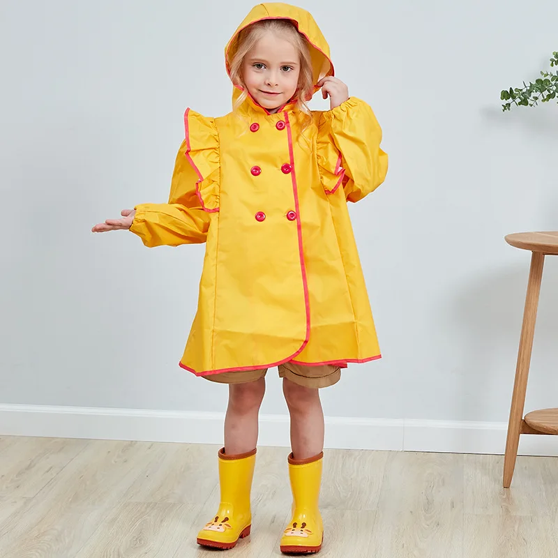 Parka fille jaune avec capuche et détails rouge Fille portant une Parka fille jaune avec capuche et détails rouge