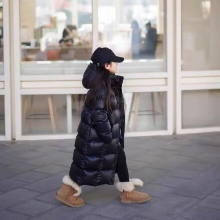 Fille portant une parka noire longue
