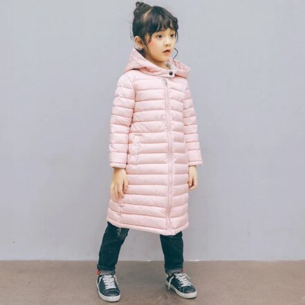 Fille avec une parka longue et rose