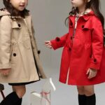deux petites filles avec des Parkas fille rouge ou beige avec intérieur à carreaux et capuche