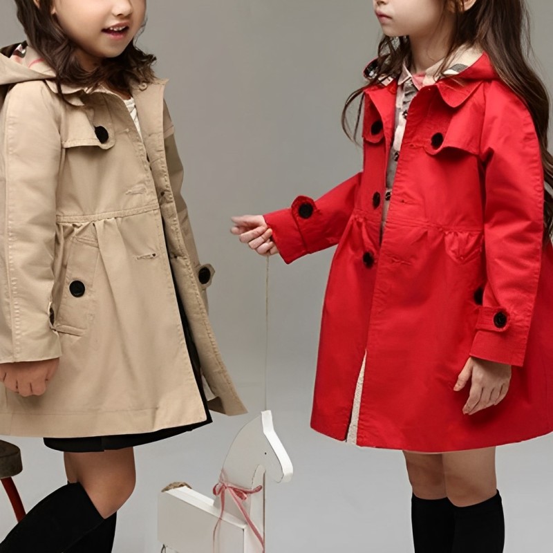 Parka fille rouge ou beige avec intérieur à carreaux et capuche deux petites filles avec des Parkas fille rouge ou beige avec intérieur à carreaux et capuche